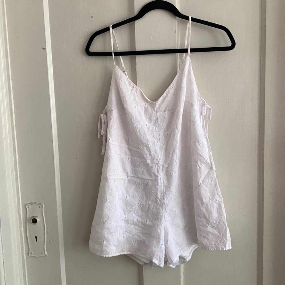Dee Elly white playsuit with embroidered flowers. Size: S